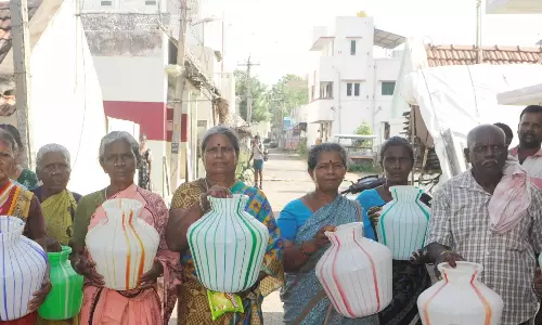 காலி குடங்களுடன் மறியலுக்கு முயன்ற பெண்கள்