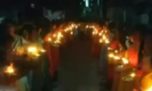 தீப திருவிழாவில் 500 பெண்கள் விளக்கை கையில் ஏந்தி ஊர்வலம்
