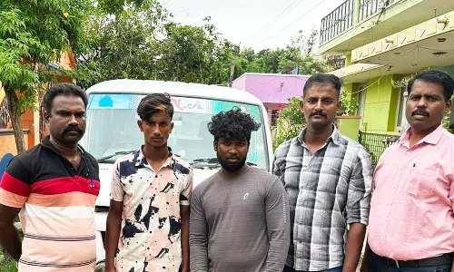 காரில் ரேஷன் அரிசி கடத்திய 2 பேர் கைது