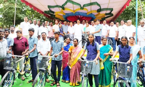 எம்.நடுப்பட்டி அரசு பள்ளியில் விலையில்லா சைக்கிள்கள் வழங்கும் விழா