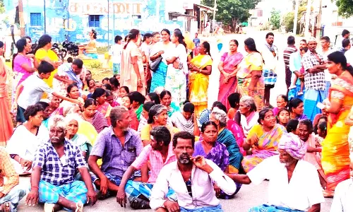 ஆர். வேலூர் ஊராட்சியில் பொதுமக்கள் சாலை மறியல்