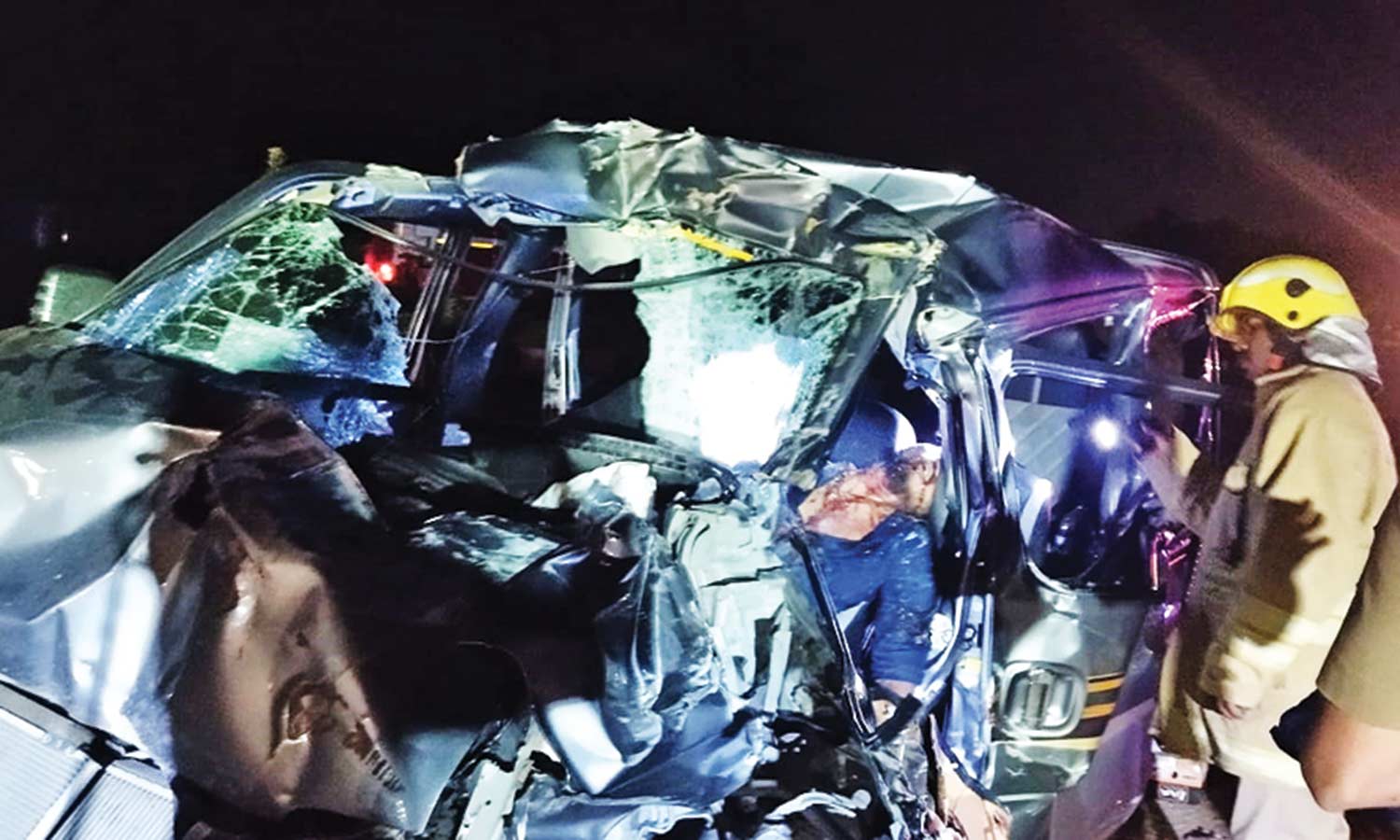 கொடைரோடு அருகே லாரி மீது கார் மோதிய விபத்தில் தனியார் நிறுவன ஊழியர் பலி