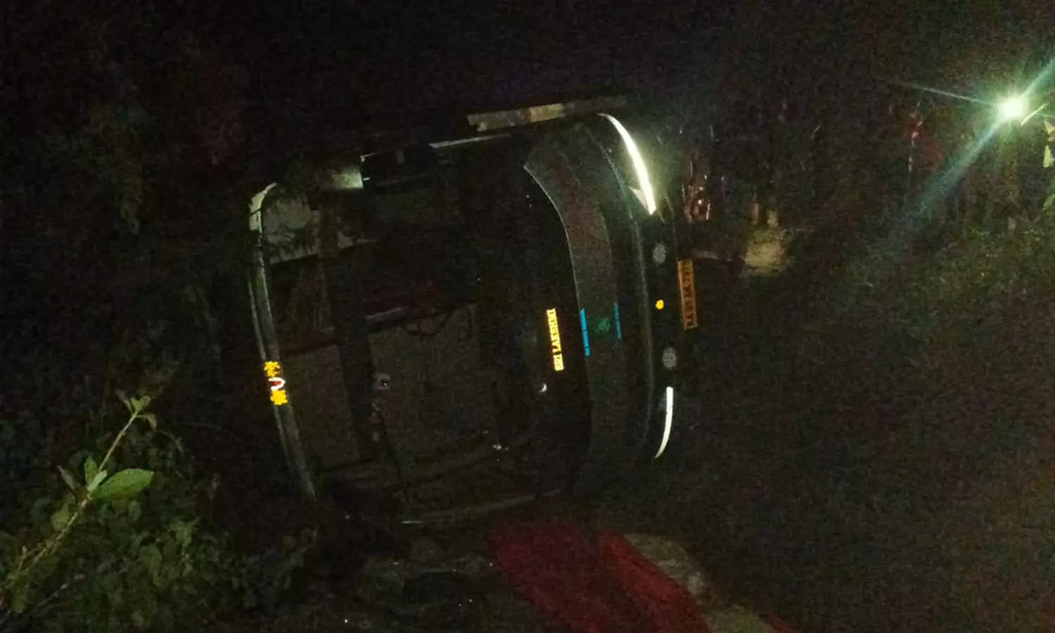 விழுப்புரம் அருகே பள்ளத்தில் கவிழ்ந்த ஆம்னி பஸ்: உயிர் தப்பிய பயணிகள் விழுப்புரம் அருகே பள்ளத்தில் கவிழ்ந்த ஆம்னி பஸ்: உயிர் தப்பிய பயணிகள்