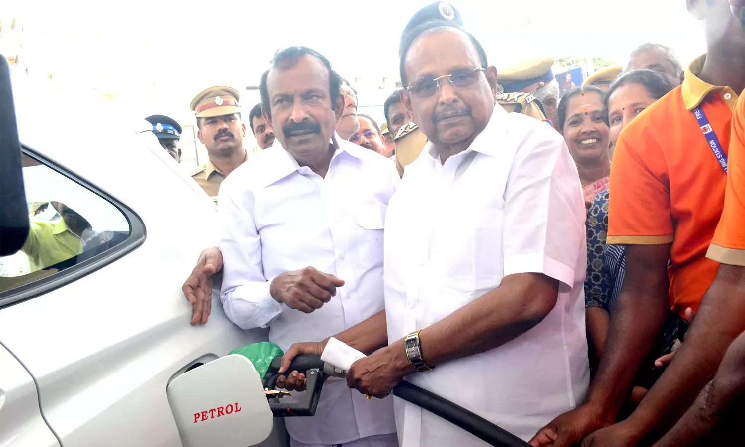 கோவை காந்திபுரத்தில் தண்டனை கைதிகளால் நடத்தப்படும்  ஒரு பெட்ரோல் பங்கை அமைச்சர்கள் திறந்துவைத்தனர்