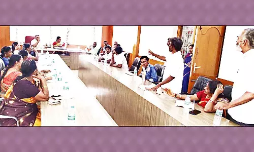 புதிய பஸ் நிலையத்திற்குள் வேகமாக நுழையும் பஸ்களால் விபத்து அபாயம்