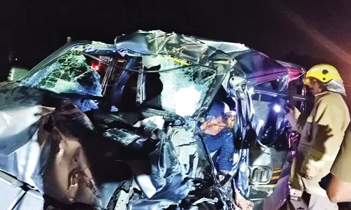 கொடைரோடு அருகே லாரி மீது கார் மோதிய விபத்தில் தனியார் நிறுவன ஊழியர் பலி