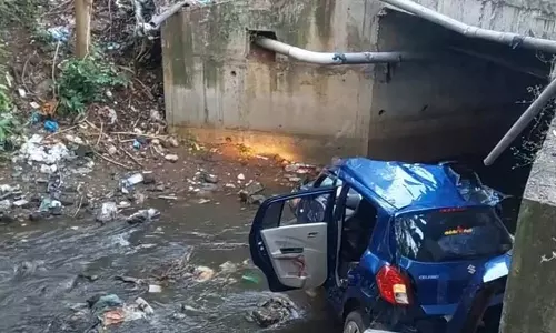 காரைக்கால் அருகே மோட்டார் சைக்கிள் மீது கார் மோதி 3 பேர் பலி