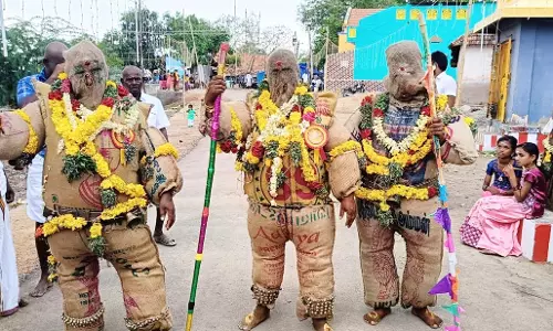 நினைத்த காரியத்தை நிறைவேற்றித்தர சாக்கு வேடமணிந்து நேர்த்திக்கடன்