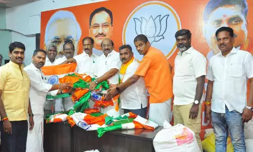 பா.ஜனதா நிர்வாகிகளுக்கு தேசிய கொடி விநியோகம்