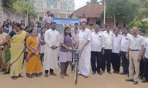 மாணவ-மாணவிகளுக்கு இலவச மிதிவண்டிகள் ராஜேஷ்குமார் எம்.எல்.ஏ.வழங்கினார்