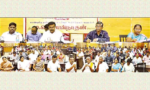 வளர்ச்சி பணிகள் குறித்து அமைச்சர் ஆலோசனை