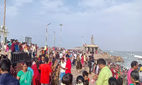 கன்னியாகுமரியில் குவிந்த சுற்றுலா பயணிகள்