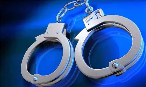 மாணவர்களுக்கு கஞ்சா விற்ற 2 வாலிபர்கள்  கைது