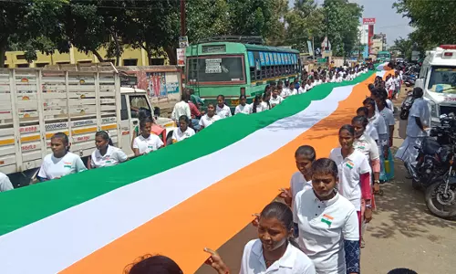 மேச்சேரியில் 76-அடி நீள பிரமாண்ட தேசிய கொடி பேரணி