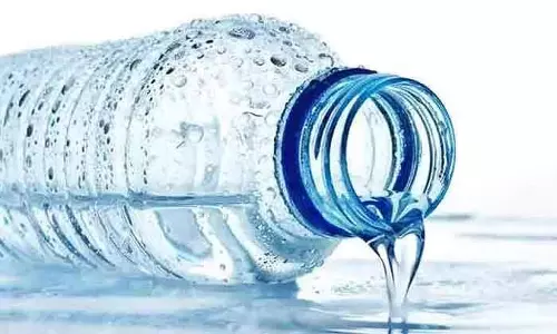 மாணவியின் குடிநீர் பாட்டிலில் சிறுநீர் கலந்த 2 மாணவர்கள்