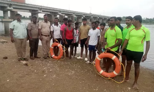 ஆற்றில் உயிருக்கு போராடிய மாணவர்களை மீட்ட தீயணைப்பு வீரர்கள்