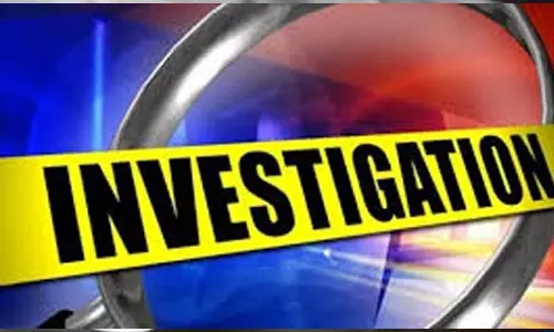 மனைவி தலையில் கல்லை போட்டு கொல்ல முயற்சி- தொழிலாளிக்கு போலீஸ் வலைவீச்சு