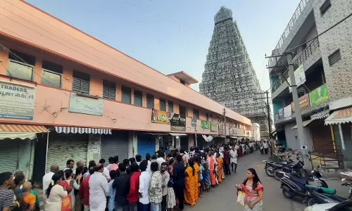 அருணாசலேஸ்வரர் கோவிலில் பக்தர்கள் கூட்டம் அலைமோதியது