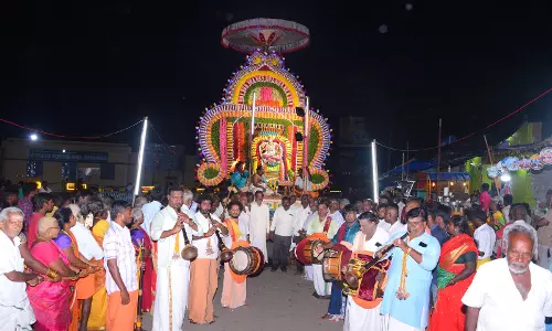 படவேடு ரேணுகாம்பாள் கோவிலில் நாக வாகனத்தில் அம்மன் வீதி உலா