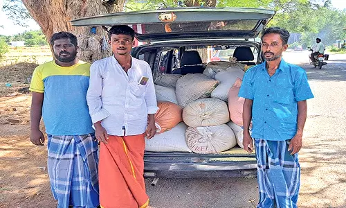 ஆழ்வார்குறிச்சியில் காரில் ரேஷன் அரிசி கடத்திய 3 பேர் கைது- 1 டன் அரிசி பறிமுதல்