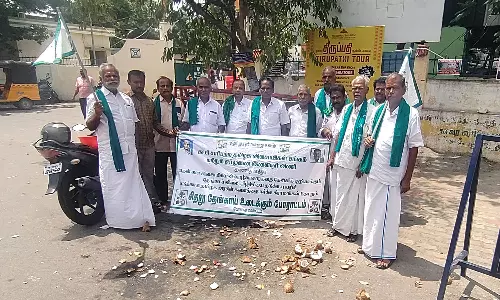 ஆர்.எஸ்.புரம் உழவர் சந்தை முன்பு விவசாயிகள் தேங்காய் உடைத்து போராட்டம்