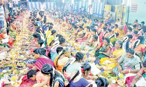 தூத்துக்குடி பத்திரகாளியம்மன் கோவிலில்  1,008 திருவிளக்கு பூஜை
