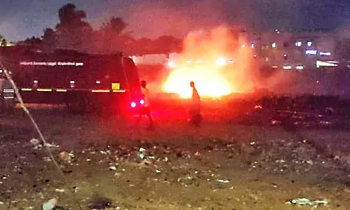 பல்லடத்தில் குப்பைக்கு தீ வைத்த மர்ம நபர்கள்