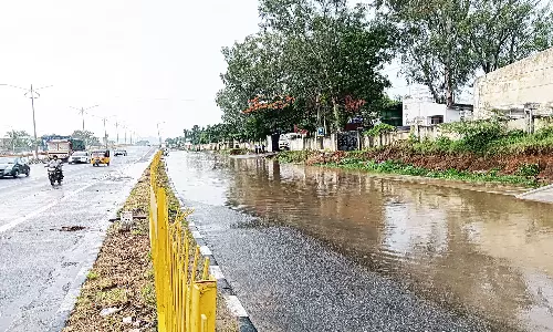 ஆம்பூர் சாலையில் தேங்கிய மழைநீர்