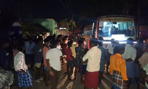 மின் தடை கண்டித்து பொதுமக்கள் சாலை மறியல்