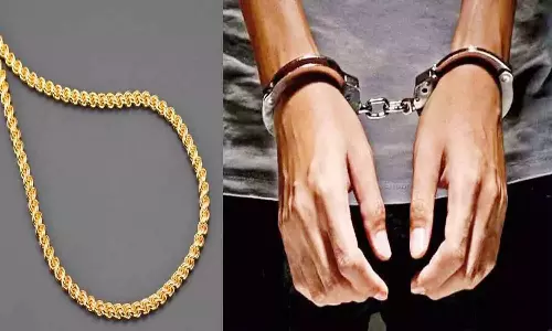 பெண்ணிடம் செயின் பறித்த 2 வாலிபர்கள் கைது