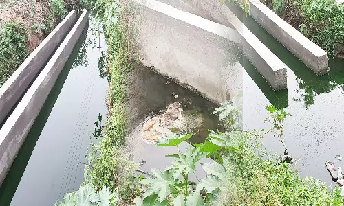 கழிவுநீர் குளம்போல் தேங்கி நிற்பதால் சுகாதார சீர்கேடு