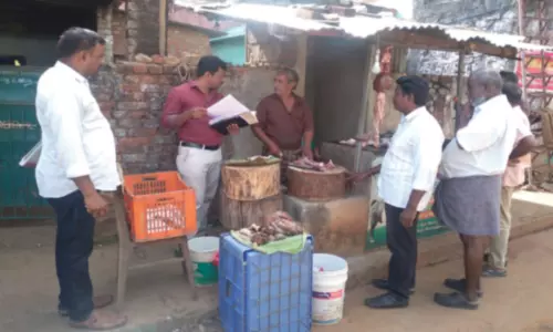 தக்கலை: பிளாஸ்டிக் கவர்கள் பறிமுதல்