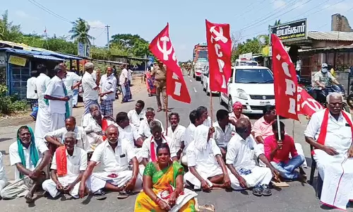 கம்யூனிஸ்டு கட்சியினர் சாலை மறியல்