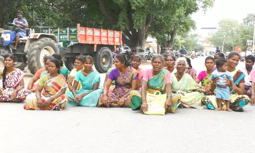 பட்டா கேட்டு கிராம மக்கள் சாலை மறியல்