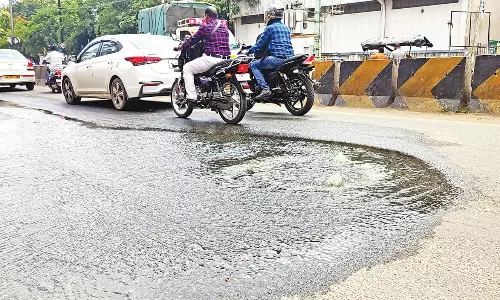 தருமபுரி நகராட்சியில் சரியான பராமரிப்பு இல்லாததால்பாதாள சாக்கடையில் இருந்து வெளியேறும் கழிவுநீர்