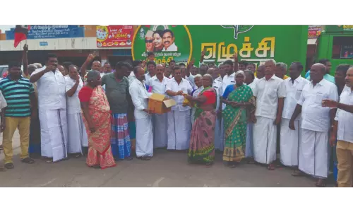 கடத்தூரில் அ.தி.மு.க பிரசார வாகனத்திற்கு வரவேற்பு