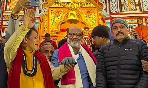 பத்ரிநாத் கோவிலில் ரஜினியை சூழ்ந்த ரசிகர்கள்