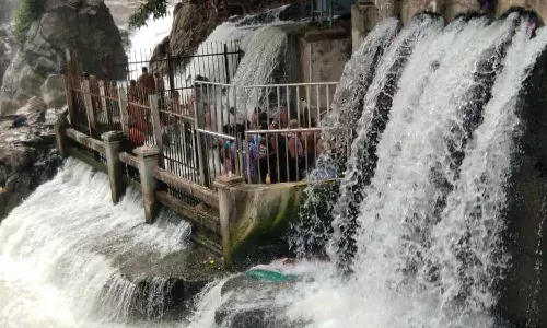 நீர்வரத்து 5 ஆயிரம் கனஅடியாக சரிவு: ஒகேனக்கல்லில் குவிந்த சுற்றுலா பயணிகள்