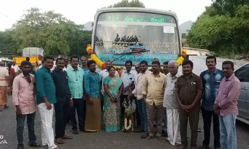 சத்தியமங்கலத்தில் அரசு பஸ்சுக்கு கிடாய் வெட்டி கொண்டாடிய பயணிகள்