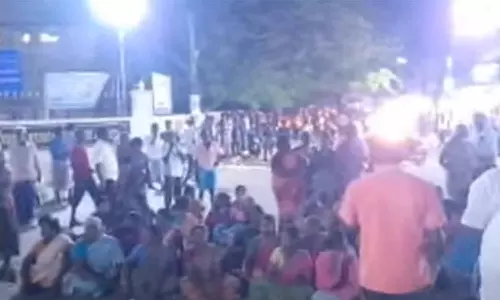 நெல்லையில் பஞ்சாயத்து கவுன்சிலர் வெட்டிக்கொலை- குற்றவாளிகளை கைது செய்ய கோரி உறவினர்கள் மறியல்