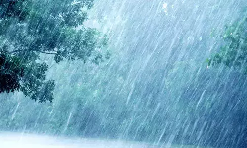 சென்னை மற்றும் புறநகர் பகுதிகளில் வெளுத்து வாங்கும் கனமழை