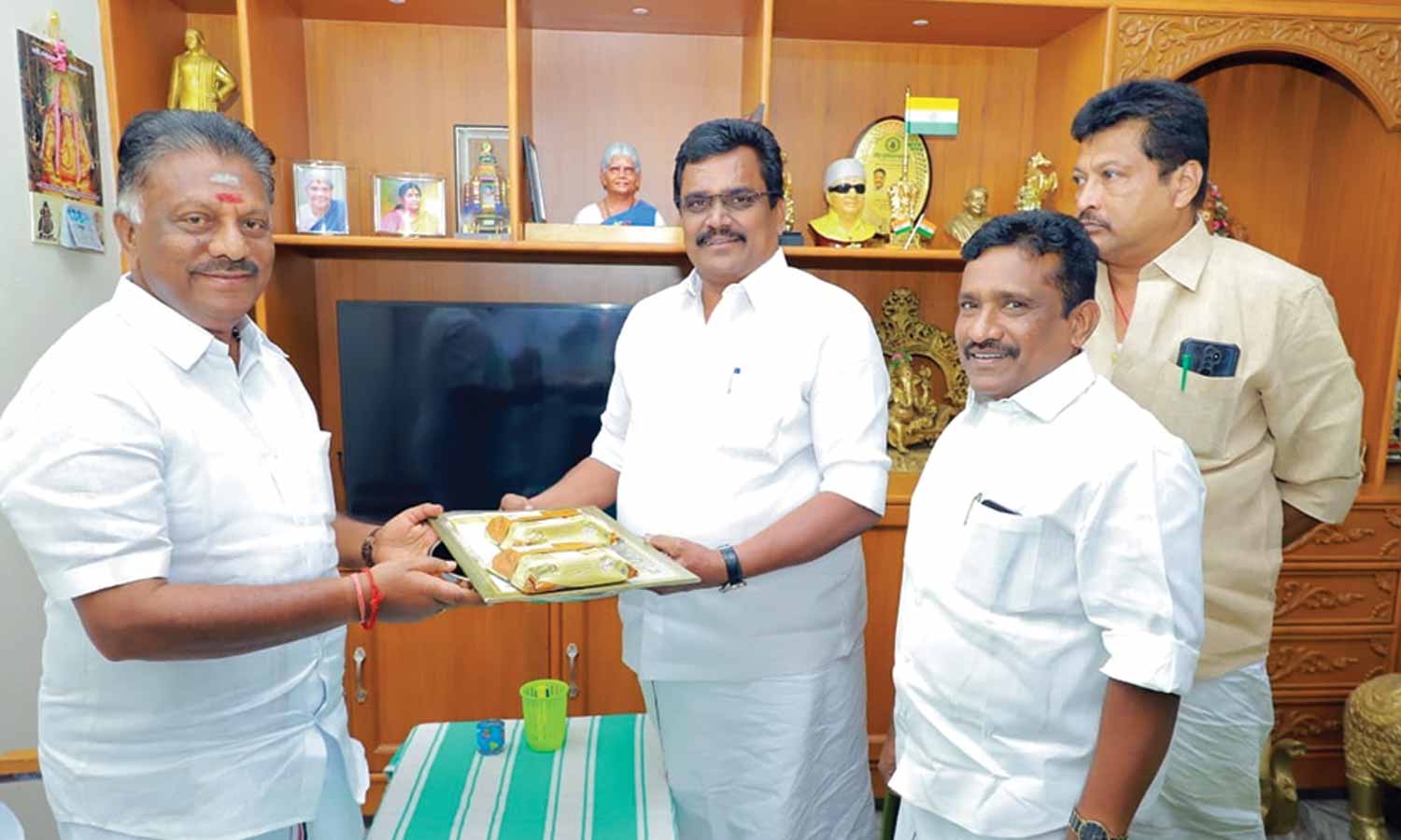 பெரியகுளத்தில் ஓ.பன்னீர்செல்வம் வீட்டில் தி.மு.க. எம்.எல்.ஏ.