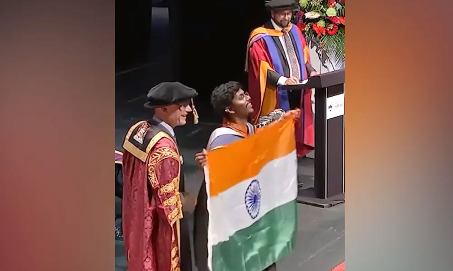 வெளிநாட்டில் நடந்த பட்டமளிப்பு விழாவில் தேசிய கொடியுடன் நடந்து வந்த இந்திய மாணவர்