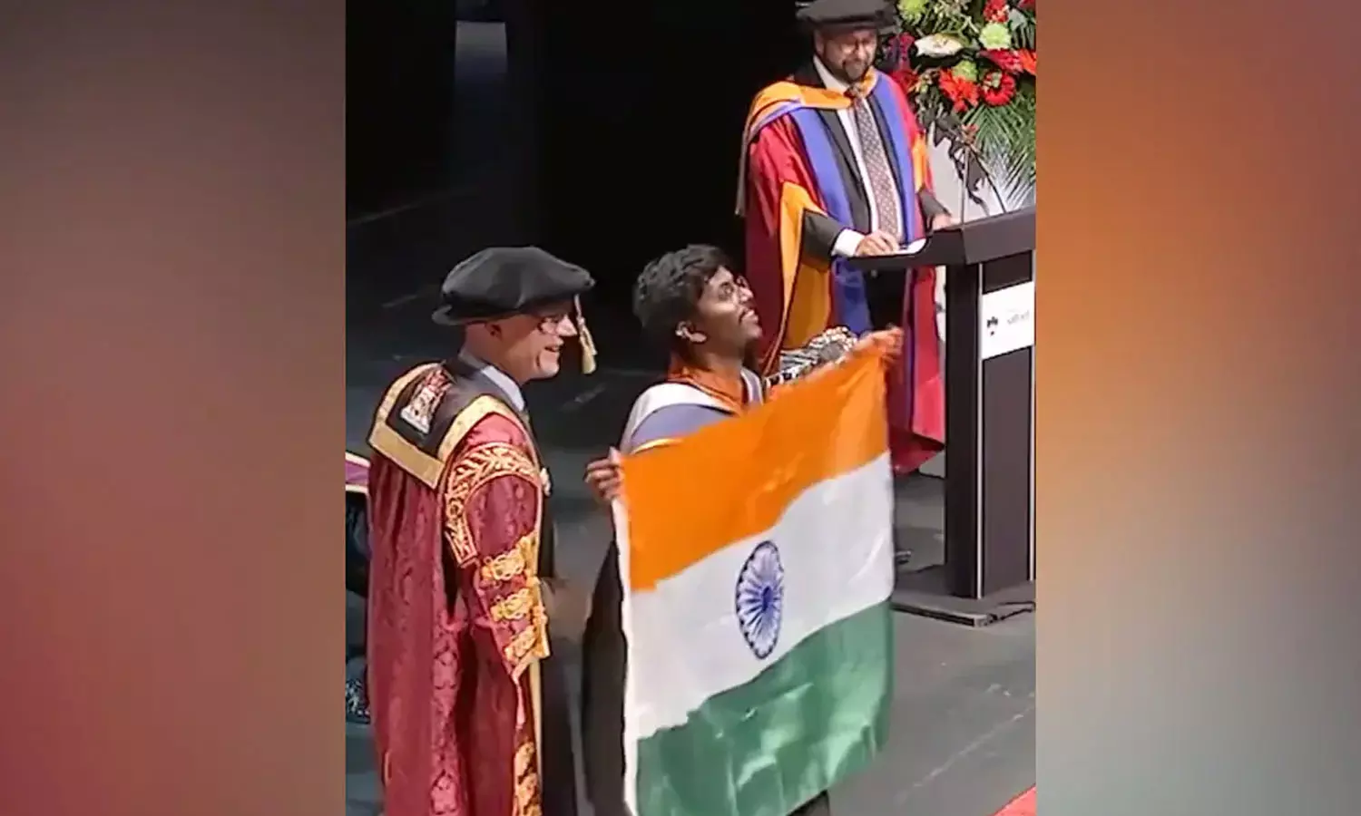 வெளிநாட்டில் நடந்த பட்டமளிப்பு விழாவில் தேசிய கொடியுடன் நடந்து வந்த இந்திய மாணவர் வெளிநாட்டில் நடந்த பட்டமளிப்பு விழாவில் தேசிய கொடியுடன் நடந்து வந்த இந்திய மாணவர்