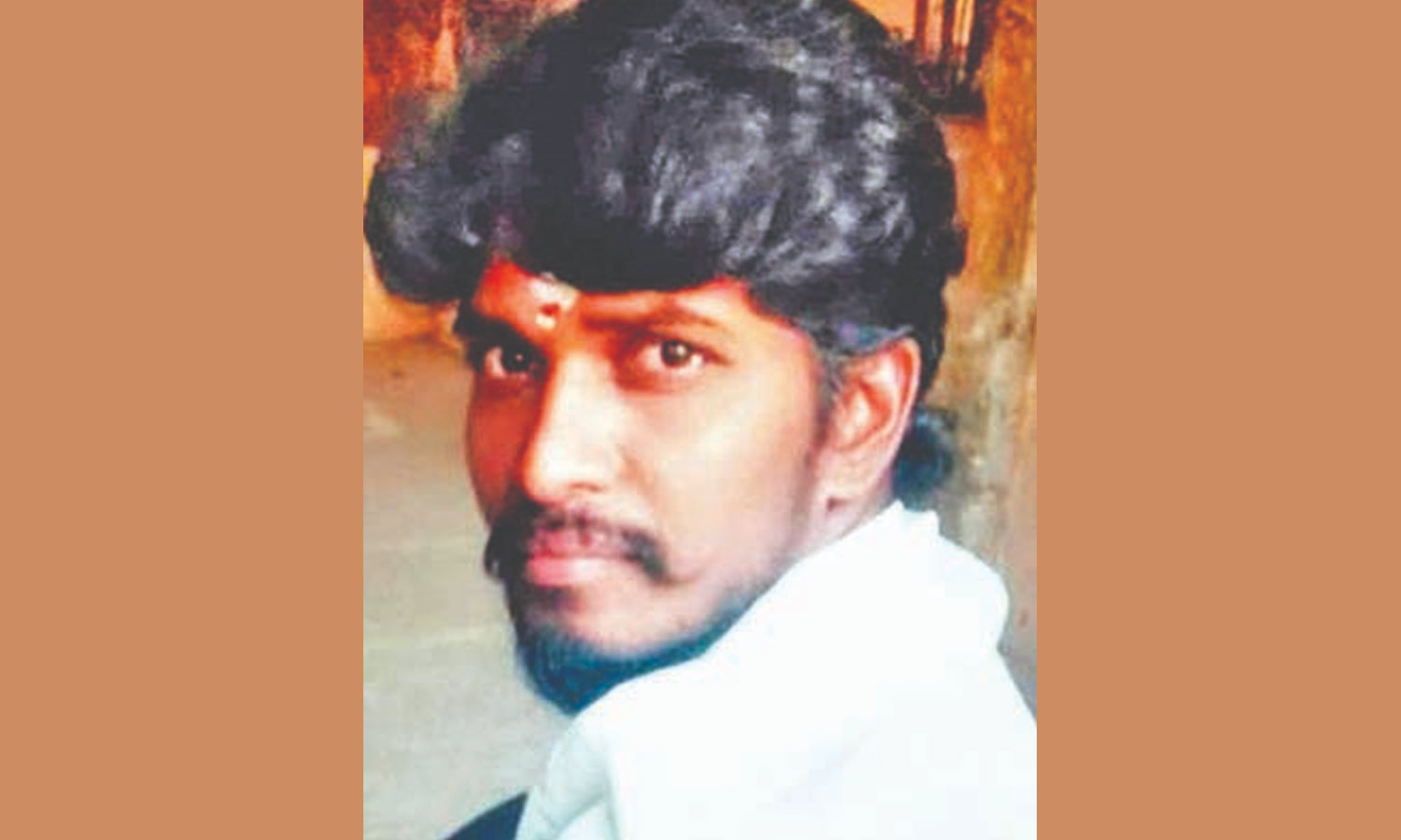 பஞ்சாயத்து வார்டு உறுப்பினர் கொலையில் 2 வாலிபர்கள் சிக்கினர்- 2-வது நாளாக உறவினர்கள் போராட்டம்