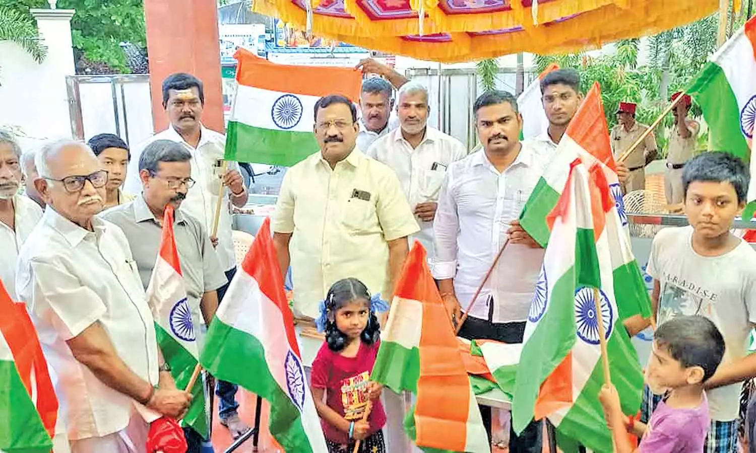 லாஸ்பேட்டை தொகுதி மக்களுக்கு தேசியக்கொடி