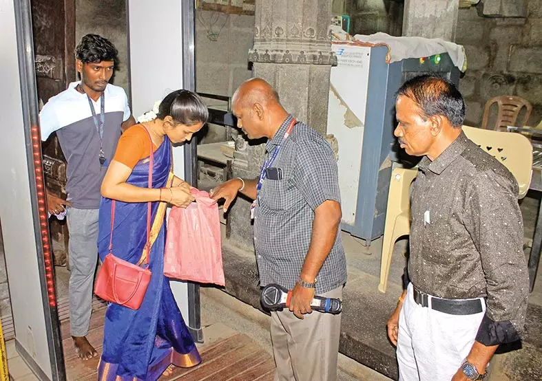 நாளை சுதந்திர தின விழா கொண்டாட்டம் : போலீஸ் கட்டுப்பாட்டில் பாளை வ.உ.சி. மைதானம் நாளை சுதந்திர தின விழா கொண்டாட்டம் : போலீஸ் கட்டுப்பாட்டில் பாளை வ.உ.சி. மைதானம்