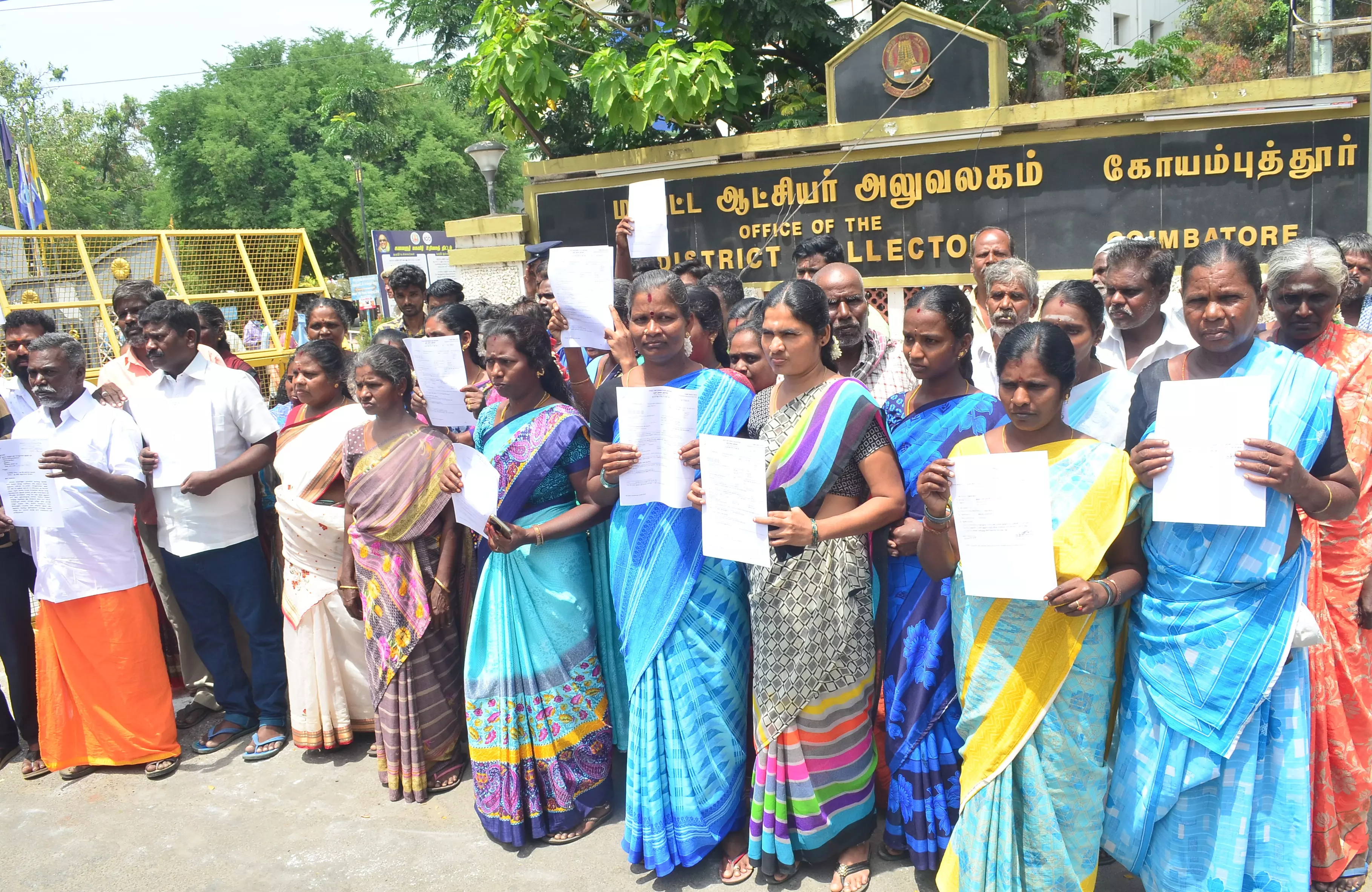 சூலூர் அருகே கடைகளில் போதை பொருட்கள் விற்பதை தடுக்க வேண்டும் சூலூர் அருகே கடைகளில் போதை பொருட்கள் விற்பதை தடுக்க வேண்டும்