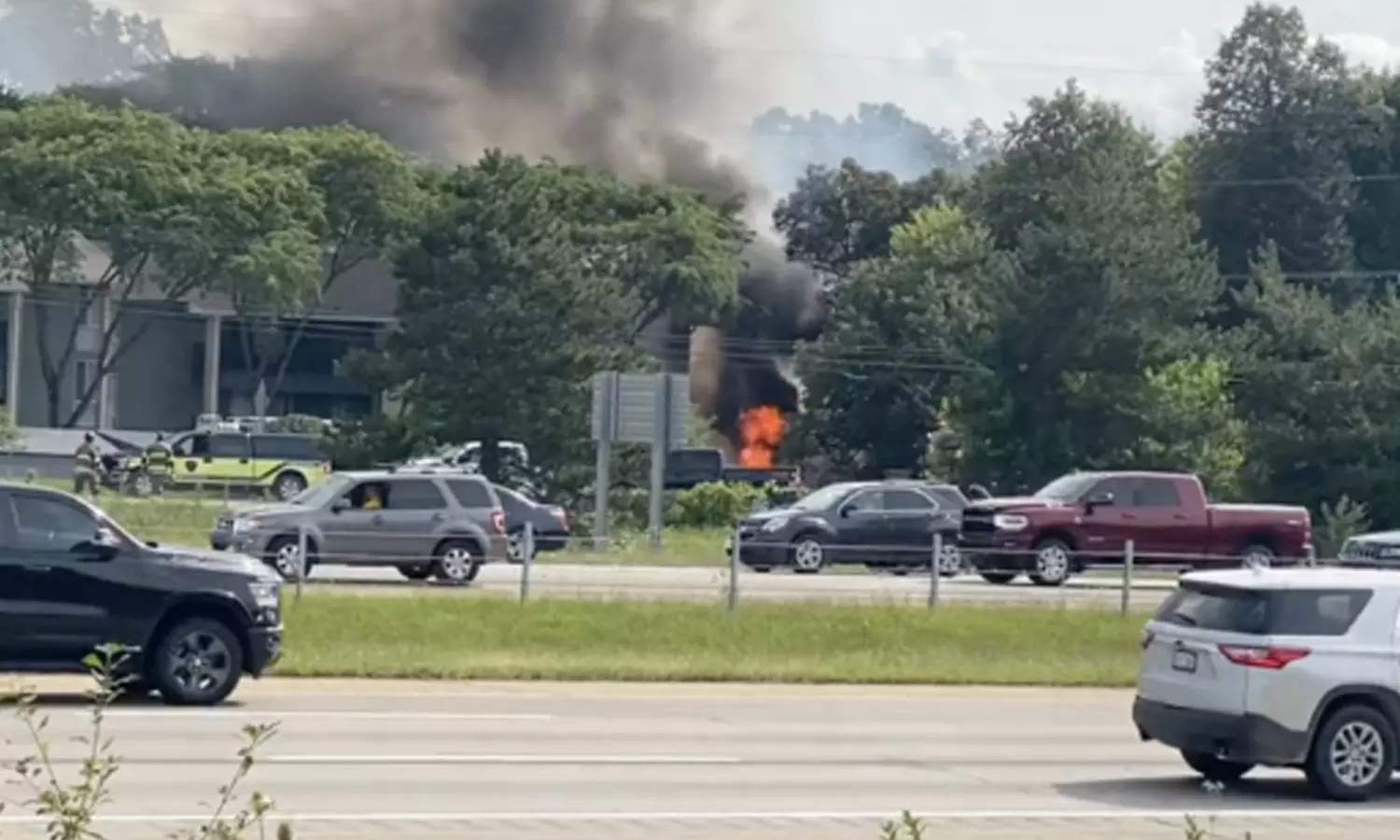 சாகசத்தின் போது தீப்பிடித்த விமானம்.. நடுவானில் மிதந்த விமானி.. பரபரத்த ஏர்-ஷோ..!