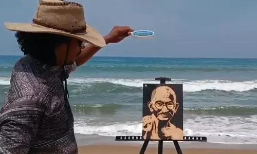 சூரிய ஒளிக்கதிர் மூலம் மகாத்மா காந்தியின் உருவப்படம் வரைந்த மயிலாடுதுறை வாலிபர்